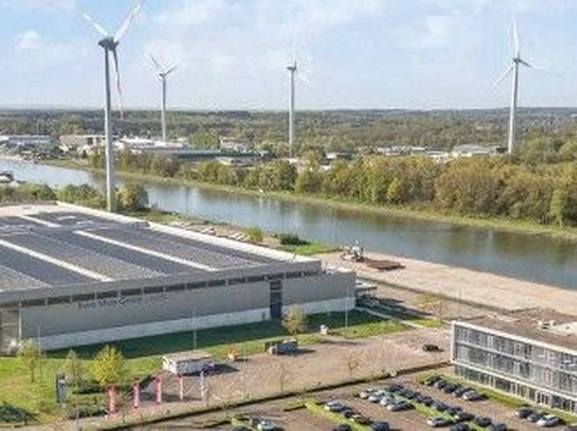 Entrepôt avec bureaux à louer à Beringen. Accès direct à la quai et 22 quais de chargement. Situé à proximité des autoroutes E313 et E314.<br />
<br /