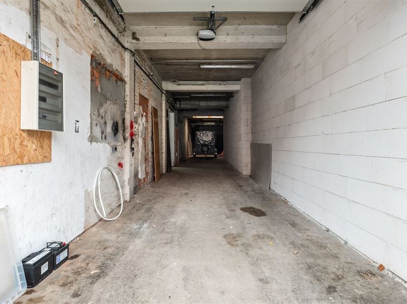 Magazijn te koop in Schoten in de Hendrik Van Antwerpenstraat.<br />
Goed gelegen magazijn met een totale oppervlakte van 225 m², waarvan 35 m² op de