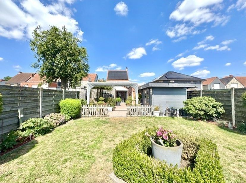 RUIME &amp;amp; ENERGIEZUINIGE WONING | 4 KAMERS | GARAGE | TUIN | EPC 250 | 440 M²<br />
Charmante woning te Lijsterstraat Zulte. Grotendeels gerenoveerd