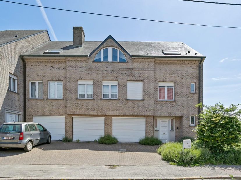 Unieke parel te koop met top-ligging in het centrum van Wolvertem. De woning bevat een lift dat bereikbaar is vanuit elk verdiep (-1, 0, +1 en +2). Ge