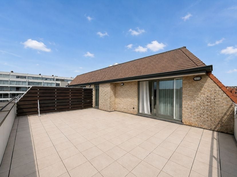Ce magnifique penthouse rénové est idéalement situé à Nieuport-Bain et combine luxe, confort et une vue exceptionnelle. Situé à quelques pas de la pla