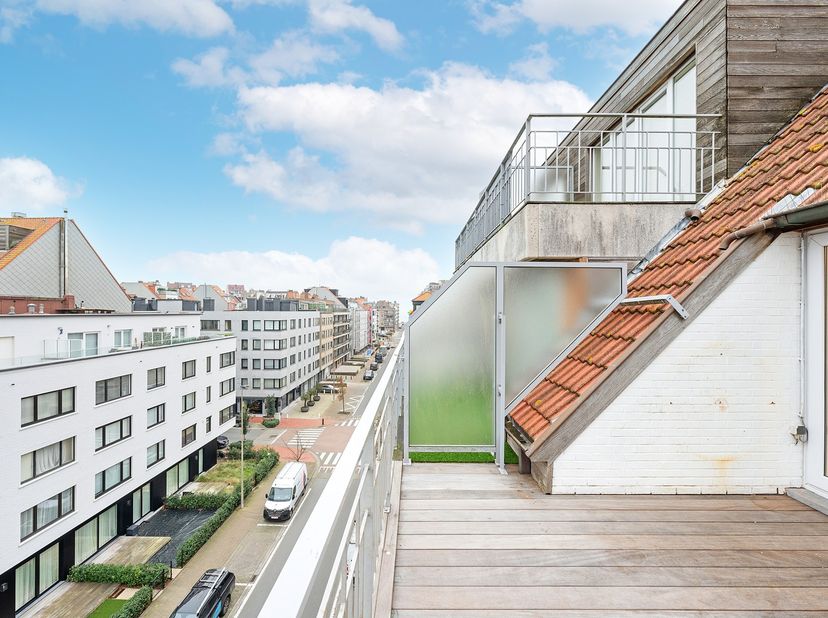 Penthouse appartement op enkele passen van de Zeedijk en de winkels. Indeling: inkomhal met gastentoilet. Lichtrijke woonkamer met eetkamer uitgevend