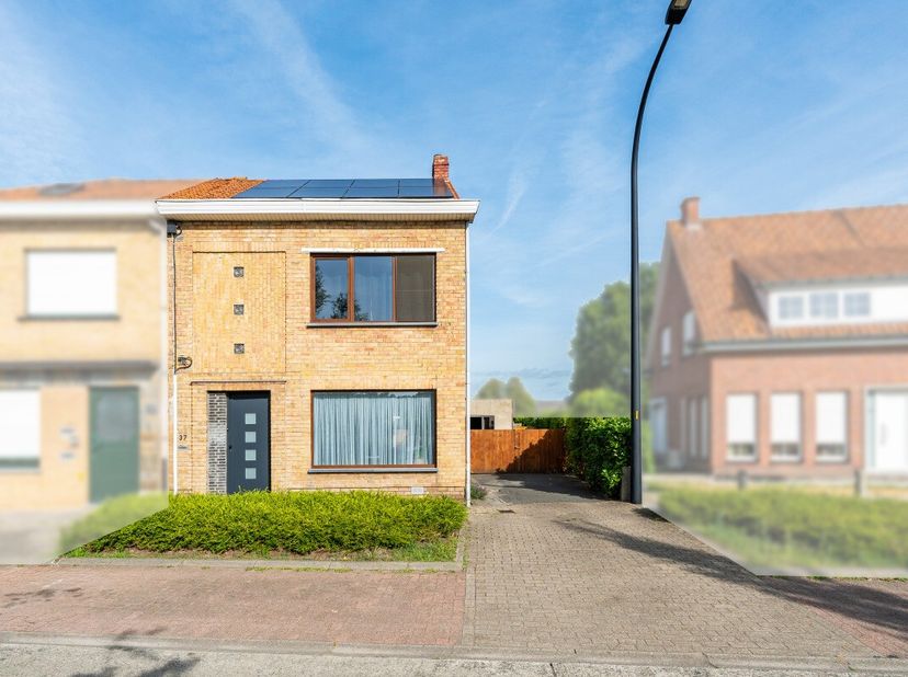 Deze woning in Maldegem biedt heel wat potentieel voor wie op zoek is naar een huis met ruimte, een grote tuin en de mogelijkheid om verder op te fris