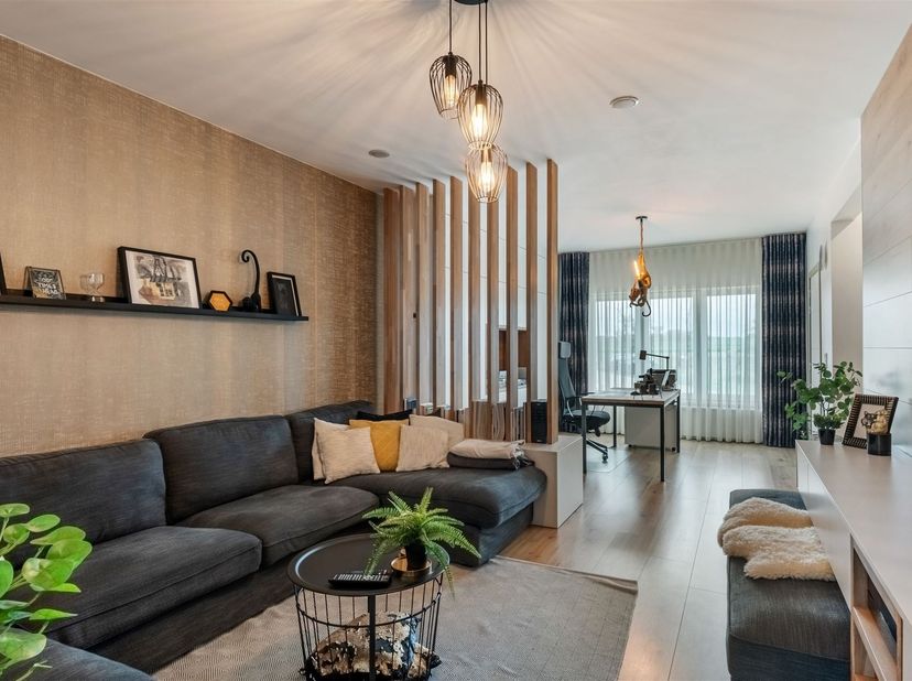 Gerenoveerde woning met gunstig EPC en een polyvalente ruimte<br />
<br />
Welkom in deze gerenoveerde instapklare woning gelegen in een rustige en