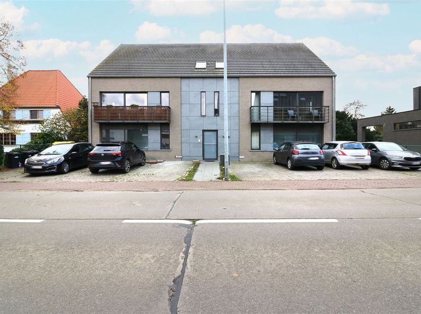 Gezellig duplex appartement met twee grote slaapkamers. Gelegen op de eerste verdieping in een recent gebouw nabij het station van Testelt en pittores