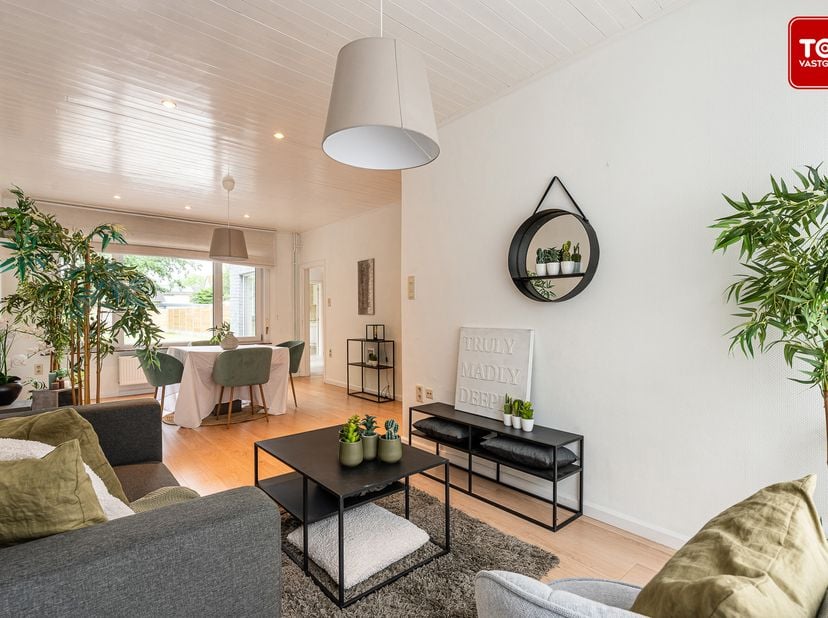 Deze instapklare woning in zelzate is gelegen in een aangename woonwijk met alle voorzieningen vlakbij. Zo liggen scholen, winkels en supermarkten in