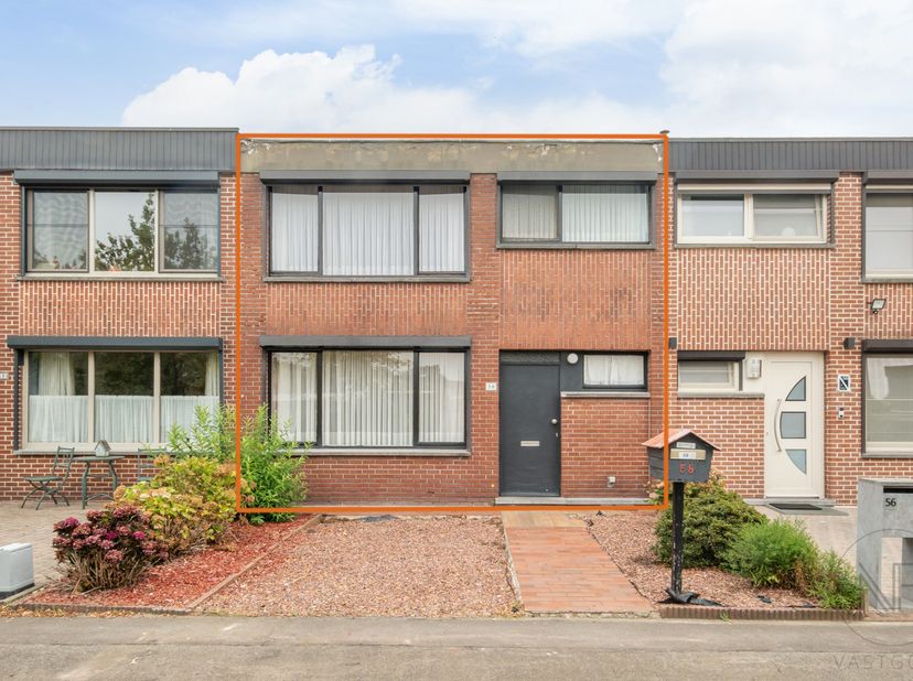 <br />
Deze te renoveren geschakelde woning is rustig gelegen in een doodlopende straat in Genk en biedt een uitstekende basis om naar eigen smaak te