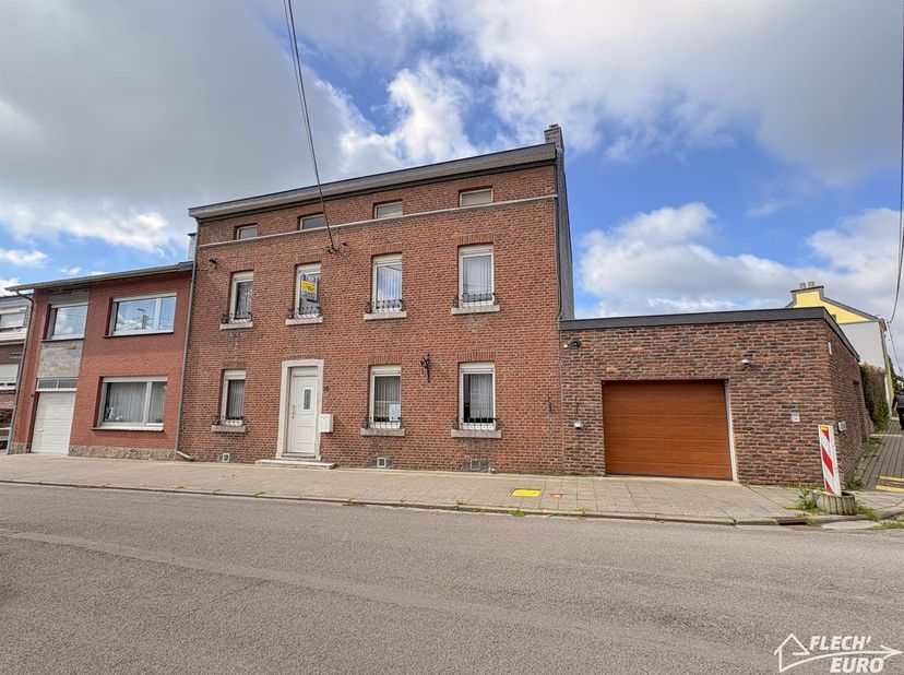 Découvrez cette spacieuse maison idéalement située dans un quartier calme et agréable de Welkenraedt. Le rez-de-chaussée se compose d’un hall d’entrée