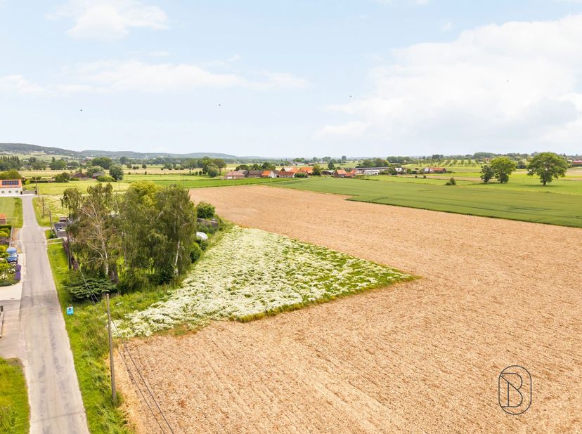 Terrain à bâtir de 2.030 m² à Celles.<br />
Situé dans un environnement calme et verdoyant, ce terrain à bâtir de 2.030 m² offre un cadre idéal pour