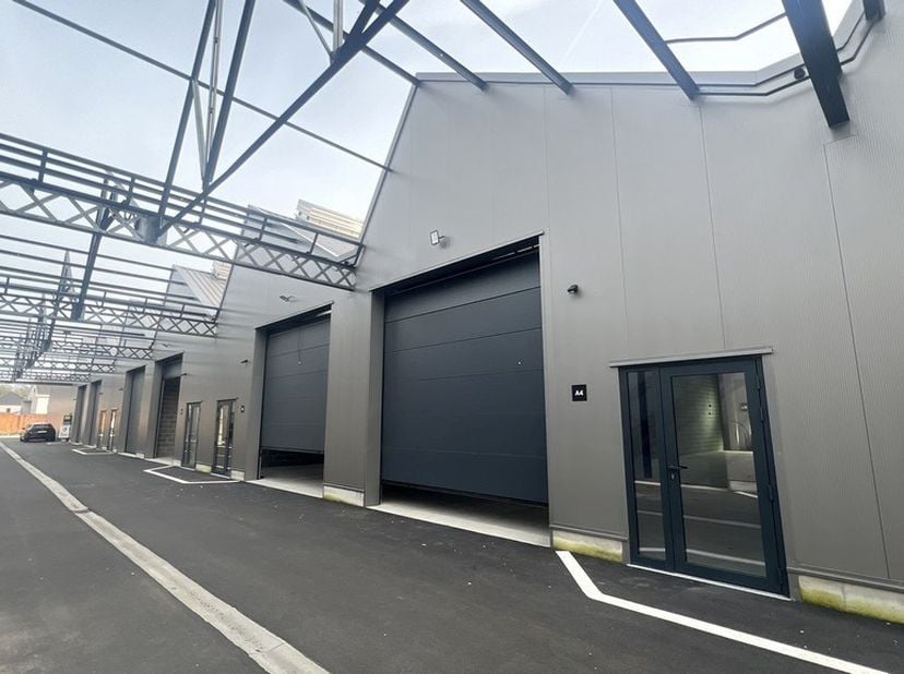 Nieuwbouw opslagruimte van 196m² met 2 parkeerplaatsen<br />
Ligging: op een boogscheut van E17 (afrit Beervelde) en vlot bereikbaar met openbaar verv