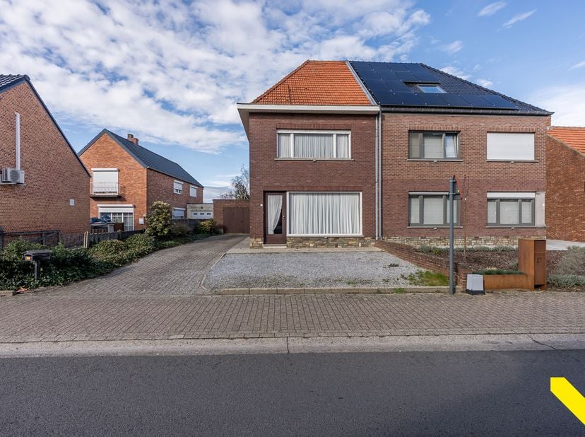 Te renoveren centraal gelegen woning.<br />
We betreden deze woning via de inkomhal en gaan zo verder door naar de voorste lichtrijke leefruimte met g