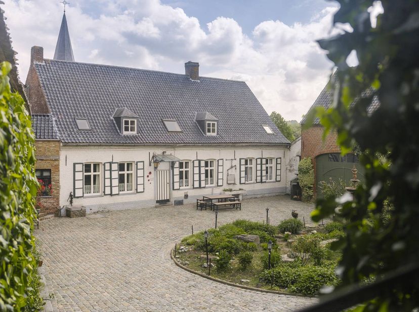 Bent u op zoek naar een uitzonderlijk stuk vastgoed? Deze authentieke vierkantshoeve, gelegen in het pittoreske Brakel, is een ware parel voor wie rui