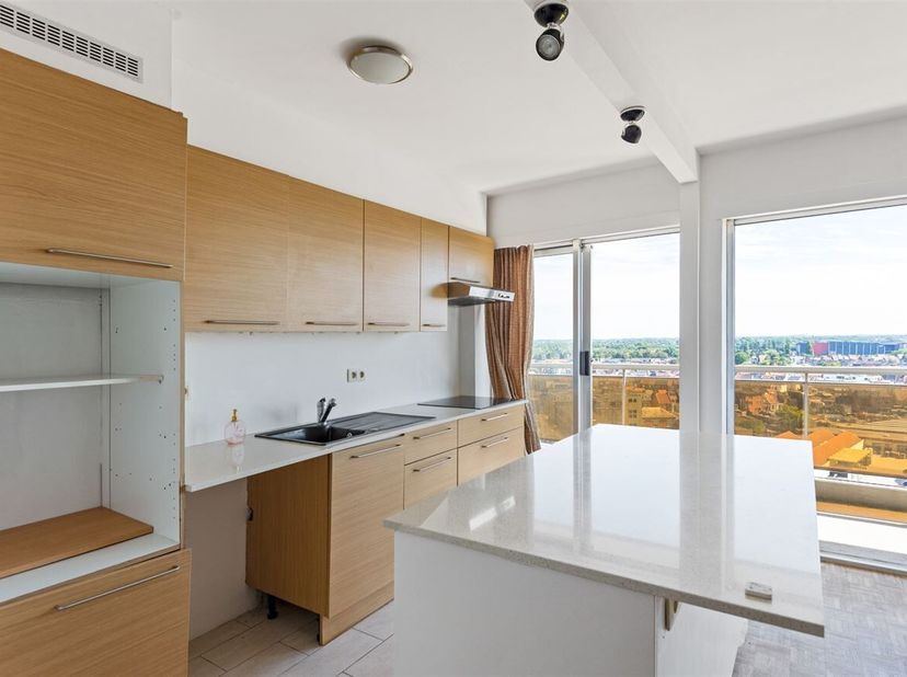 Dit appartement in de Elektriciteitstraat biedt een adembenemend uitzicht over de stad Mechelen. Geniet dagelijks van het panoramische uitzicht en de