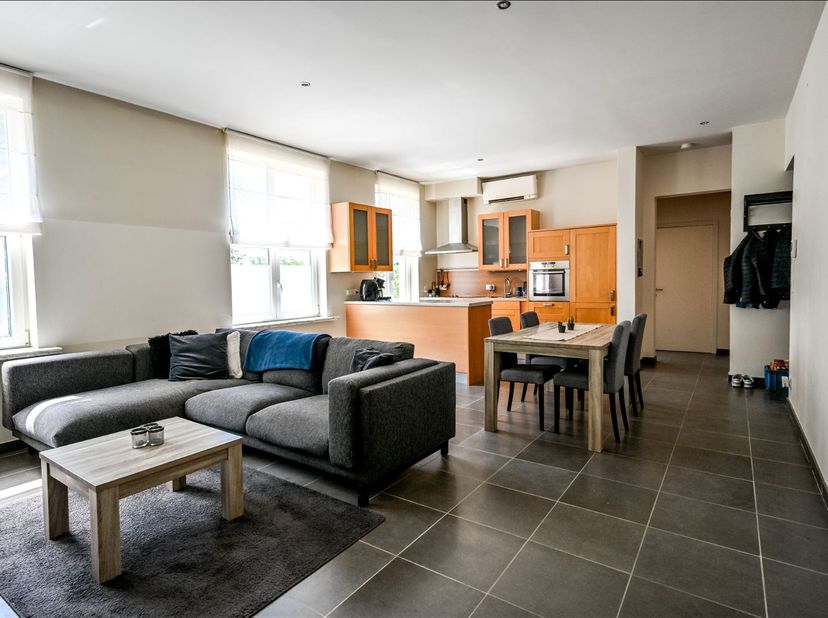 Appartement op 1e verdieping (lift aanwezig) met inkom, apart toilet, ruime leefruimte met open keuken. De keuken is voorzien van een keramische kookp
