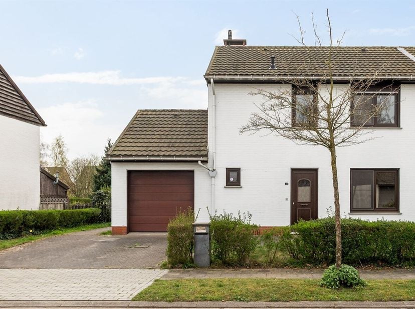Te renoveren halfopen bebouwing (houtskeletbouw) op rustige ligging te Brecht, Gabrielle Petitlaan 21. <br />
Op zoek naar een woning die u volledig n