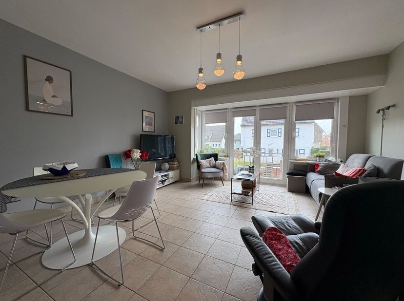 À la recherche dun appartement au calme à distance de marche de la mer ? Cet appartement soigné et ensoleillé offre un cadre de vie confortable ou con