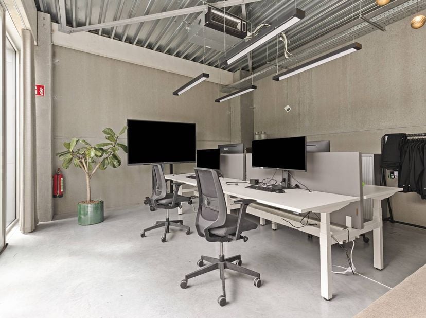 Vous recherchez un environnement de travail moderne ? Découvrez cet espace de bureau de haute qualité à Marke. Cet espace de bureau allie une bonne ac