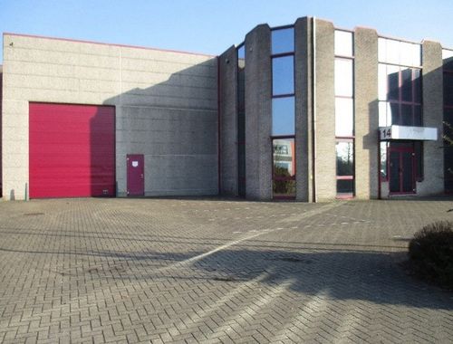                                         Magazijn met bureel te huur in Schelle, € 4.125
