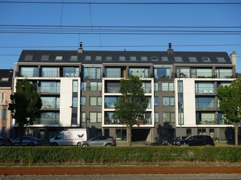 Mooie buitenstaanplaats tussen Oostende en Bredene. Deze staanplaats ligt veilig achter een gesloten poort. Onmiddellijk beschikbaar.