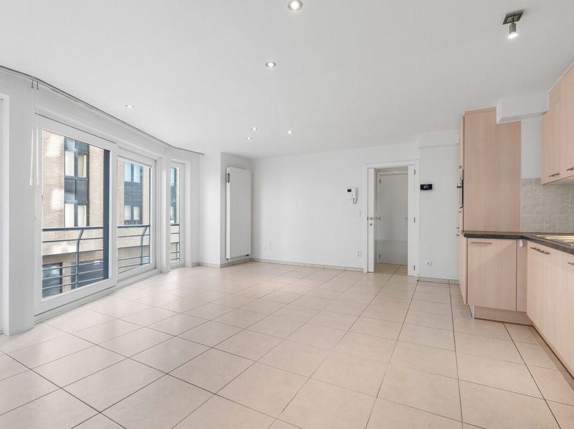 Blankenberge: Instapklaar appartement met terras en zijdelings zeezicht! Op de 1ste verdieping van de moderne residentie "Apollo" vinden we dit instap