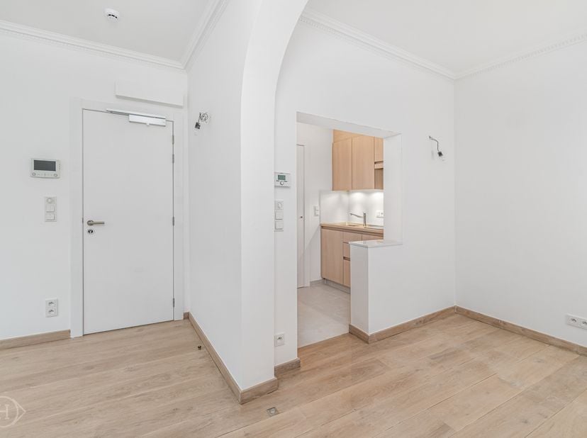 Met plezier presenteren wij deze charmante studio op de derde verdieping van Parijsstraat 3, gelegen op de hoek met de Brusselsestraat en midden in he