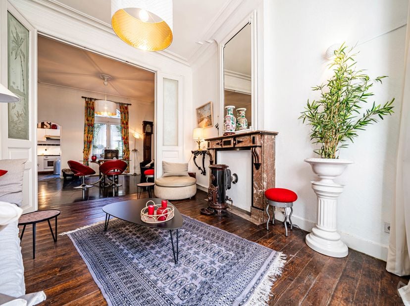 We Invest stelt u met plezier deze karaktervolle eengezinsherenwoning uit 1860 voor, ideaal gelegen in het centrum van Nivelles, met een aangenaam uit