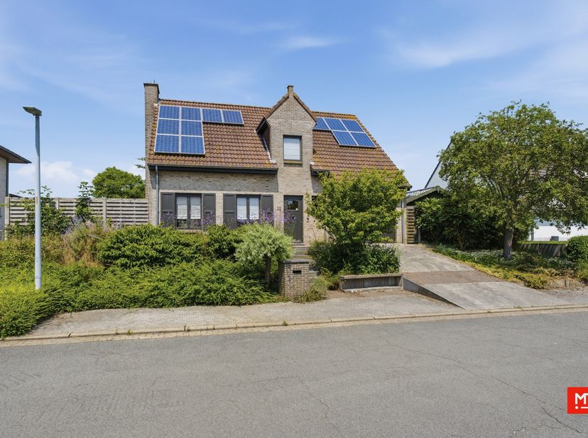 In een rustige residentiële wijk in Beselare, beter bekend als “up den Meulenhoek”, bevindt zich deze charmante alleenstaande woning. Het pand beschik