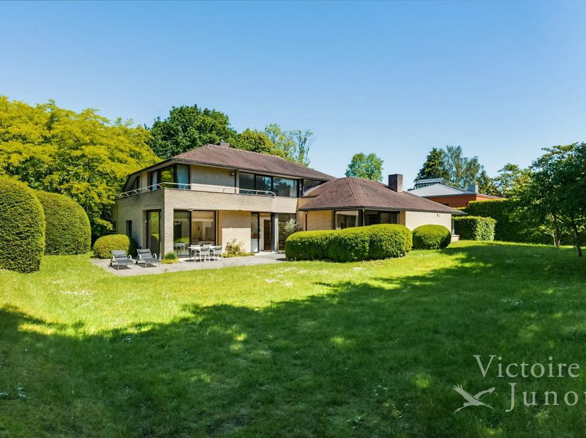 Victoire Junot biedt u in de wijk Prince d'Orange, in een discreet afgesloten tuin, een prachtige villa met een totale oppervlakte van ± 453 m² bruto