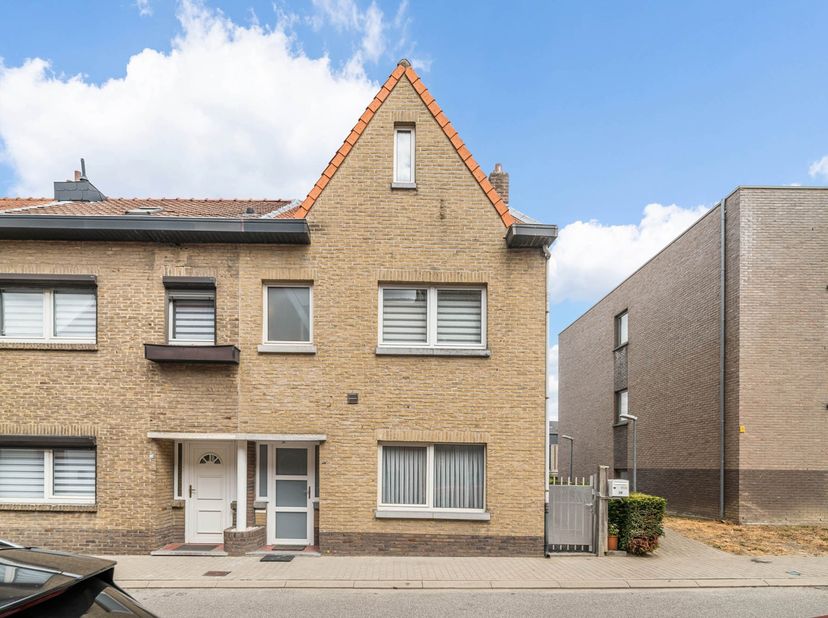 Bent u op zoek naar een charmante, zeer verzorgde woning met een gezellige tuin en een gunstige energiescore? Dan is deze halfopen bebouwing aan de Pa