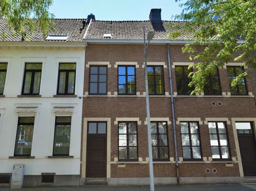 Bent u op zoek naar een woning boordevol karakter die u volledig naar eigen smaak kunt opfrissen? Dan is dit charmante herenhuis in Eeklo zeker een be