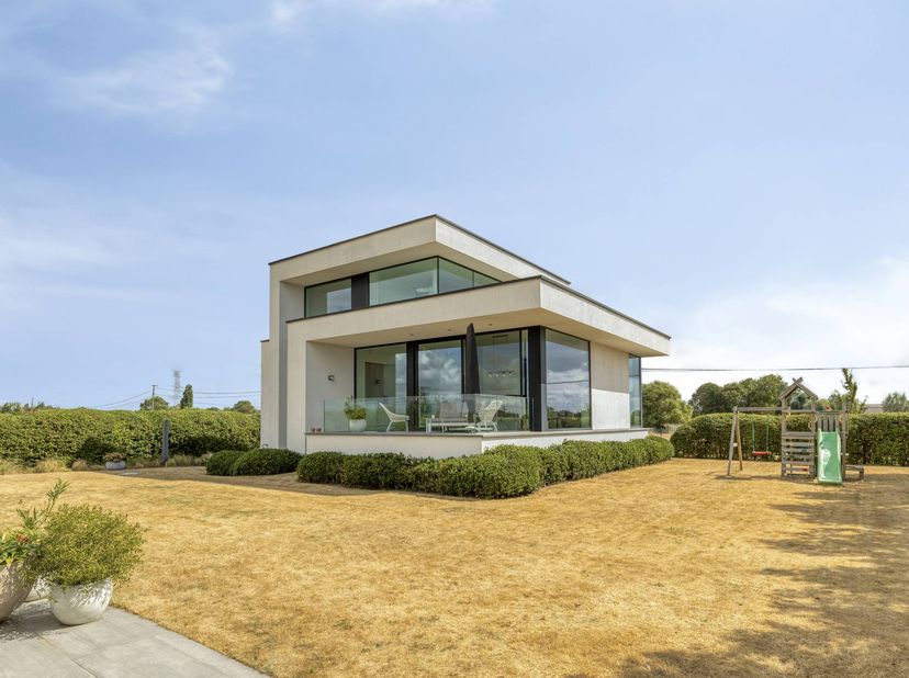 Op een absolute droomlocatie in Zedelgem bieden wij deze hoogwaardig afgewerkte villa te koop aan. Dit unieke stuk vastgoed is ontworpen door architec
