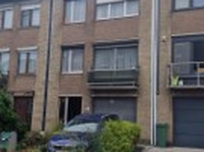 MAISON UNIFAMILIALE AVEC JARDIN<br />
<br />
Rez-de-chaussée: hall d’entrée, WC, buanderie, débarras, garage, emplacement de parking dans l’allée et b