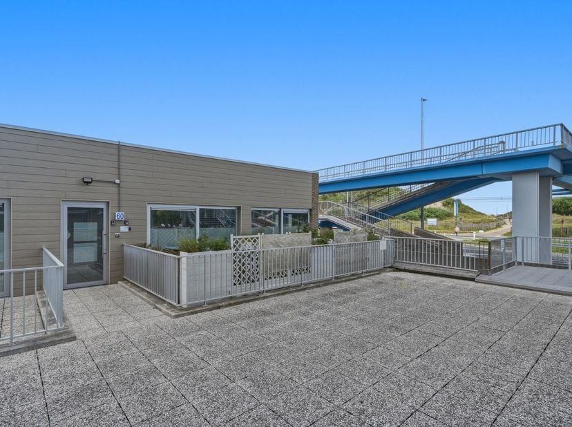 Op zoek naar een ruim en volledig gerenoveerd appartement aan de Belgische kust met zonnig terras? Dit verzorgd appartement in Bredene combineert comf