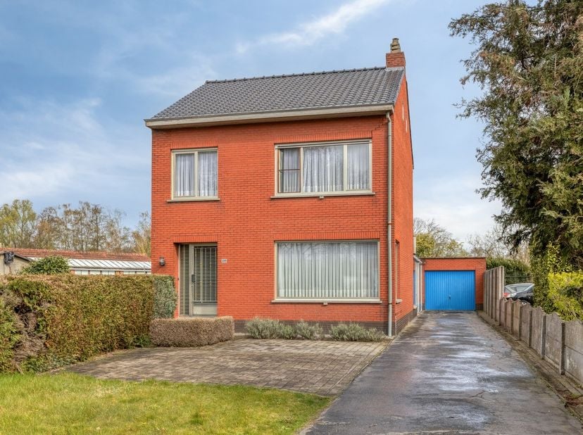 * Eerste foto's zijn renders van hoe de woning eruit ziet na opfrissingswerken.<br />
<br />
Op een centrale locatie bevindt zich deze charmante HOB m