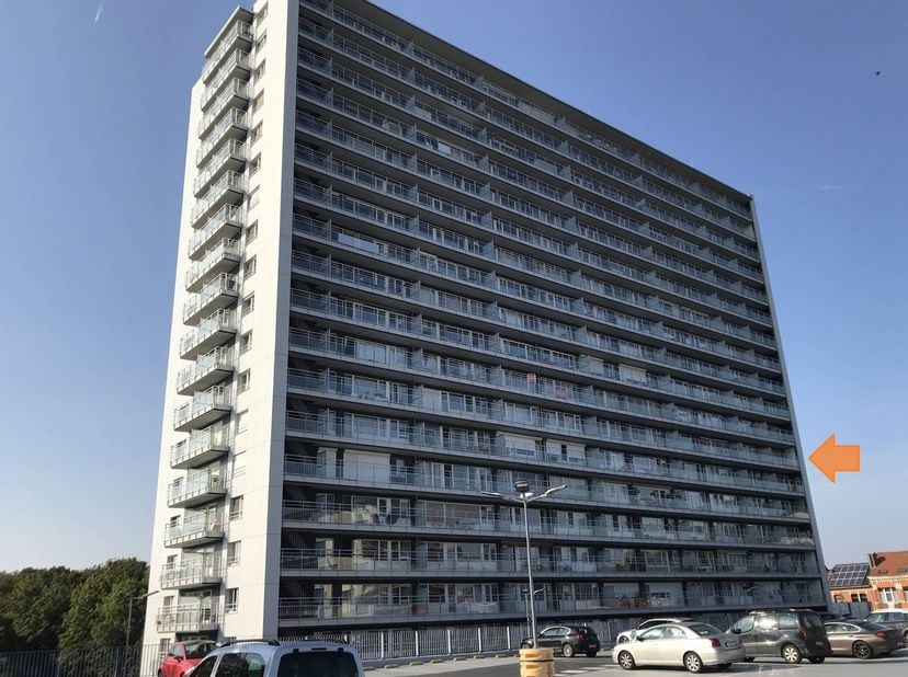 Dit betreft een hoekappartement, gelegen op de zevende verdieping van residentie Riverside, op de ring in Leuven aan de Naamsepoort.<br />
<br />
Het