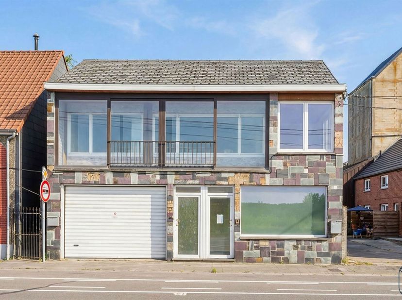 Opbrengstpand bestaande uit 2 ruime appartementen, ideaal gelegen  vlakbij alle voorzieningen (scholen, treinstations, winkels en de A8, ...).<br />