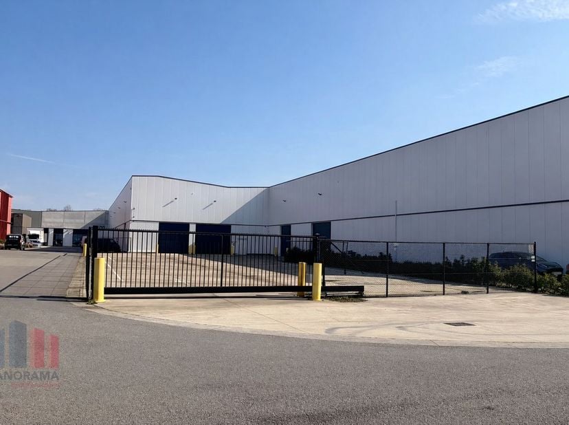 Bâtiment industriel clé en main avec une combinaison unique d’entrepôts, bureaux et vaste espace de stockage extérieur à Lummen<br />
<br />
Situé de