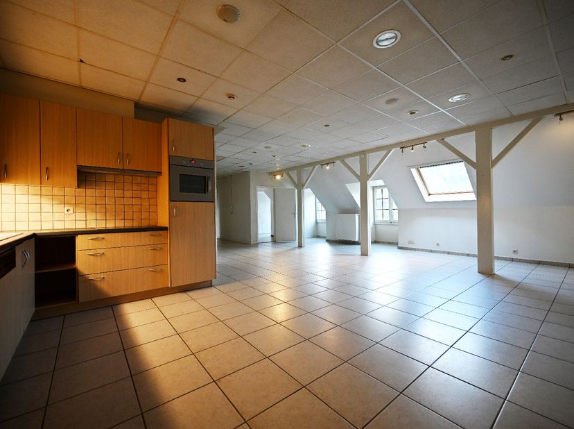 Appartement 133 m² op 1ste verdiep met ruime lichtrijke leefruimte, keuken met keramische kookplaat, spoelbak, oven, vaatwasser, berging met aan-en af