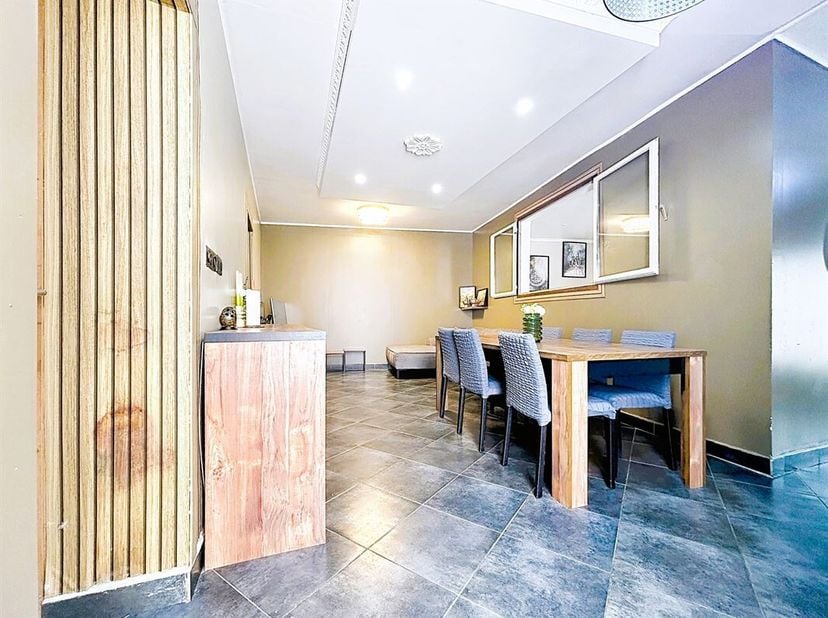 Cette maison d'habitation familiale se compose comme suit :<br />
Rez-de-chaussée : Un hall d'entrée dessert un premier salon pouvant également servir