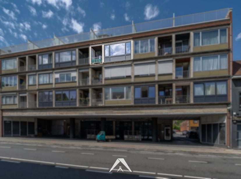 In de Aalbeeksesteenweg te Kortrijk bieden wij dit instapklaar appartement met garagebox te huur aan. Rustig gelegen en met een praktische indeling, b