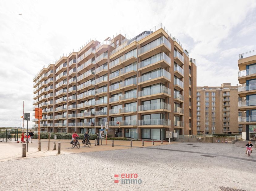 Réellement situé dans la convoitée Résidence Den Oever, nous découvrons cet appartement traversant, où vous êtes surpris de chaque côté par une vue à