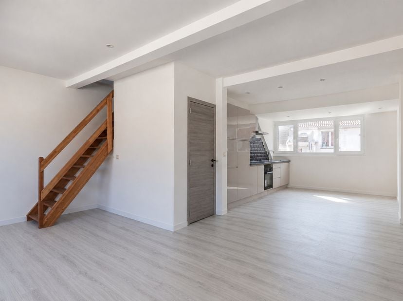 Dit instapklare duplexappartement geniet van een uitstekende ligging, op wandelafstand van de Grote Markt, de jachthaven en het strand.<br />
<br />
B