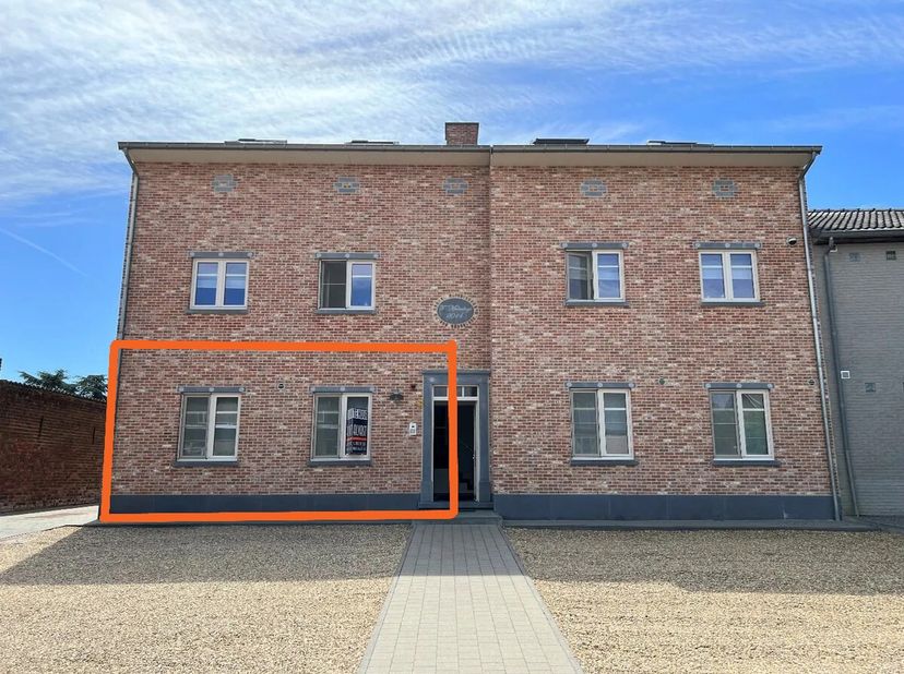 GELIJKVLOERS APPARTEMENT met 2 slaapkamers, terras en staanplaats te huur in het centrum van Bekkevoort, Staatsbaan 174.<br />
Het appartement heeft e