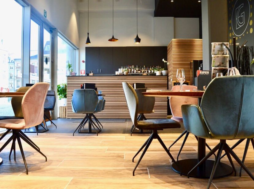 Superbe rez-de-chaussée commercial (restaurant) avec matériel et mobilier inclus jouissant d'une magnifique situation au centre de Verviers, à deux pa