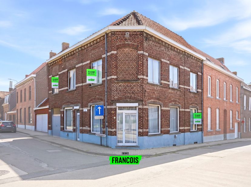 Op zoek naar een project in Nieuwkerke met tal van mogelijkheden? Dit karaktervolle hoekpand in Heuvelland biedt maar liefst 307 m² bewoonbare oppervl