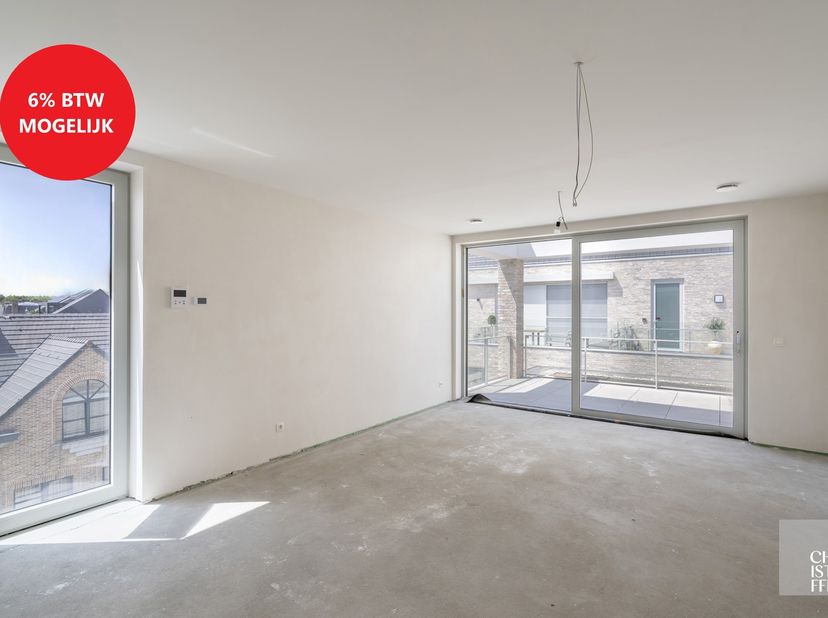 INDELING<br />
Via de inkomhal bereikt u de open keuken met aansluitende, lichtrijke leefruimte die uitgeeft op het terras. Verder beschikt het appart