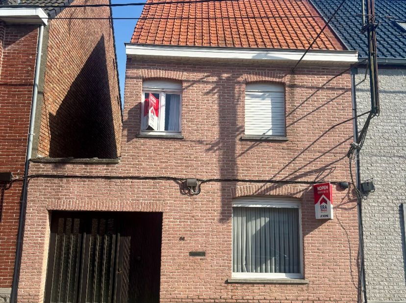 Geluwe (Wervik): Woning met garage, 3 slaapkamers en tuin te koopDeze te renoveren woning is ideaal als investering of als toekomstige starterswoning.