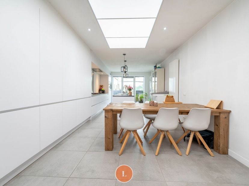 Ontdek deze gerenoveerde woning, volledig vernieuwd in 2018 en voorzien van een prachtige uitbouw die zorgt voor extra ruimte en een overvloed aan nat