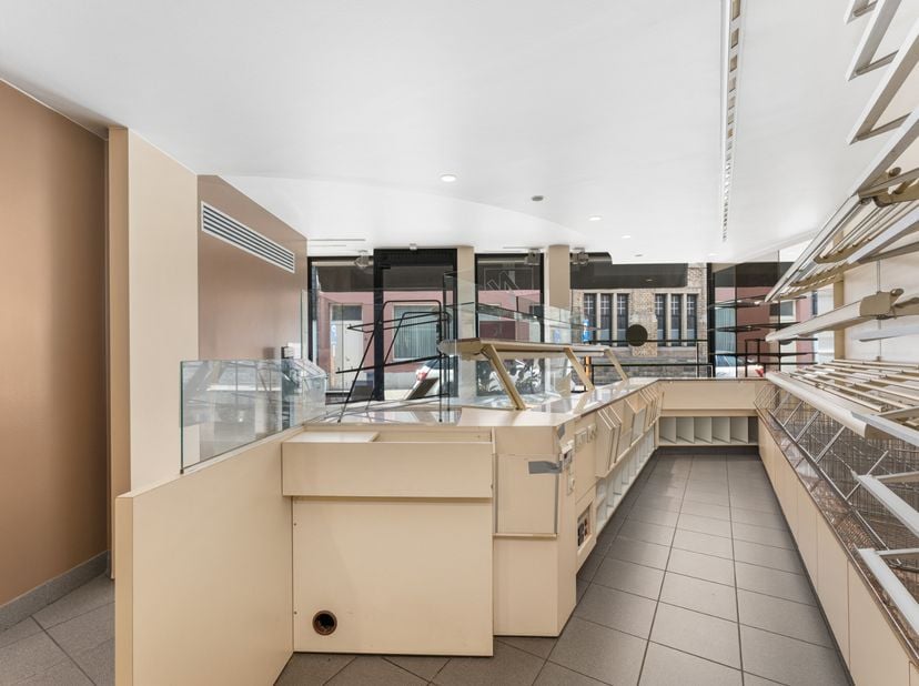 Dit prachtig aanbod is gelegen in het centrum van Ardooie met een zeer commerciële ligging!<br />
Dit eigendom bestaat op heden uit een woning met win
