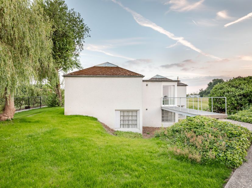 Minimalistische villa van architect Jan Bruggemans op toplocatie in Huldenberg. Uniek woonconcept bestaande uit zes modulaire volumes, volledig gerich